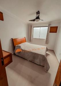 1 dormitorio con 1 cama y ventilador de techo en Arraial do Cabo Village Pôr Do Sol en Arraial do Cabo