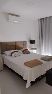 En eller flere senge i et værelse på O mais belo Apartamento a 50 metros da praia de Costa Azul