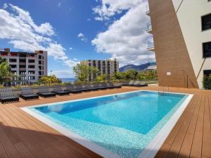 een zwembad op het dak van een gebouw bij SkyView Penthouse Apartment by MHM in Funchal