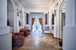 a living room with a couch and a window at Hotel Kunsthof in Vienna