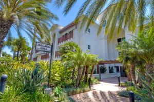 um edifício com palmeiras em frente em La Costa Luxury Condo - Fully Remodeled em Encinitas