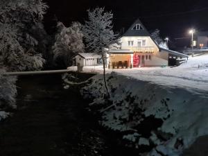 una casa nella neve di notte di My sweet home Vrhpraca Jahorina a Jahorina