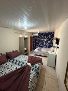 um quarto com duas camas num quarto em Estação Noronha Hostel em Fernando de Noronha