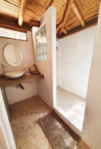 a bathroom with a sink and a mirror at Oasis de Vichayito in Vichayito