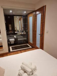 ein Schlafzimmer mit einem Bett und einem großen Spiegel in der Unterkunft House of Zoo in Lissabon + 25 Fotos