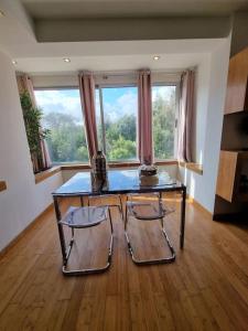 Zimmer mit einem Tisch und 2 Stühlen vor einem Fenster in der Unterkunft House of Zoo in Lissabon