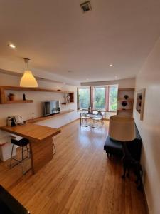 ein Wohnzimmer mit Holzboden und einem Tisch in der Unterkunft House of Zoo in Lissabon