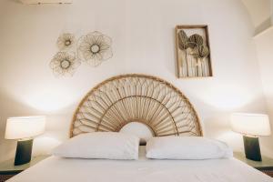una camera con un letto e due lampade di Dalila Apulian Rental Rooms a Pulsano