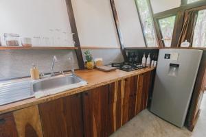 Una cocina o cocineta en Nahouse Jungle Lodges