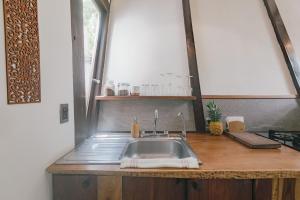 Una cocina o cocineta en Nahouse Jungle Lodges