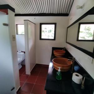 une salle de bain avec un lavabo et des toilettes dans l'établissement Casa Altozano Hotel, à Fusagasuga 45 autres photos