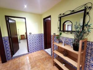 baño con espejo en la pared y pasillo en Nina23 - garagem gratuita en Aveiro