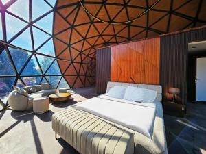 1 dormitorio con cama y ventana grande en Clear Sky Resorts - Bryce Canyon - Unique Stargazing Domes, en Cannonville