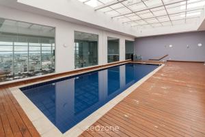 a swimming pool in the middle of a building at Studio cond com piscina 180m hard rock café ESR1912 in Curitiba