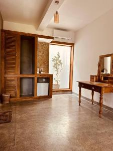 Dharma Place في يوناواتونا: غرفة معيشة مع طاولة ونافذة