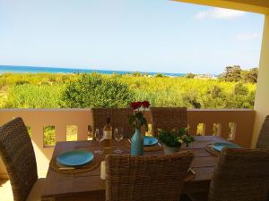 mesa de comedor con vistas al océano en Stelia Apartment en Ayiá