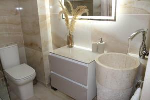 een badkamer met een toilet, een wastafel en een bad bij L'oiseau du paradis - moderne et élégant in Cayenne