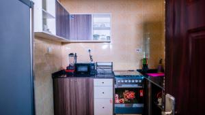 cocina pequeña con fogones y microondas en Two bedroom lux apartment en Gwarinpa