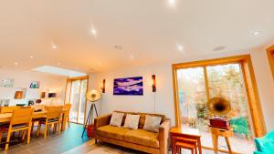 Khu vực ghế ngồi tại Woodhaus Aviemore Lodge