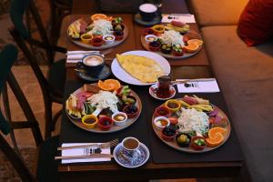 una mesa con varios platos de comida. en Ethnica Hotel Old City, en Estambul