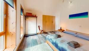 Giường trong phòng chung tại Woodhaus Aviemore Lodge