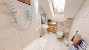 Phòng tắm tại Woodhaus Aviemore Lodge +31 ảnh