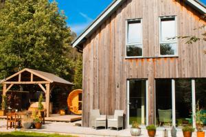 Casa de madera con patio y cenador en Woodhaus Aviemore Lodge en Aviemore