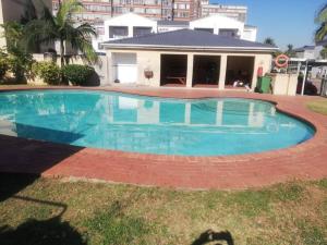 una piscina en el patio de una casa en DURBAN BEACH HOLIDAY HOME, en Durban