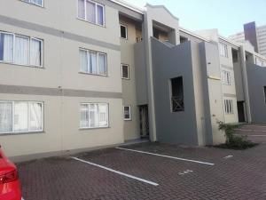 un aparcamiento vacío frente a un edificio en DURBAN BEACH HOLIDAY HOME, en Durban