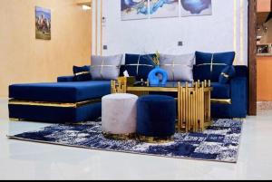 a living room with a blue couch and a table at Luxe Appartement a marrakech in Marrakech