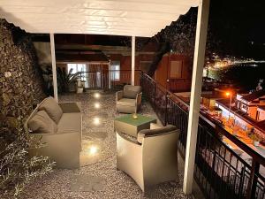 een patio met 2 stoelen en een tafel op een balkon bij Tra ulivi e mare in Laigueglia