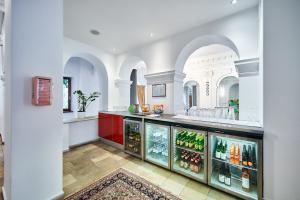 een grote keuken met een aanrecht met alcoholflessen bij Hotel Kunsthof in Wenen