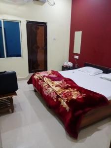 Ένα ή περισσότερα κρεβάτια σε δωμάτιο στο Gajanan hotel