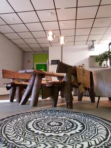 una grande stanza con tavoli in legno e un tappeto di Sleeptide a Husum