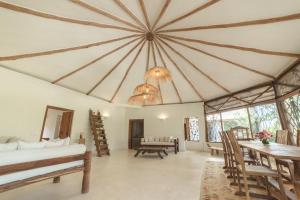 una gran sala de estar con un gran techo en Bamboo House B&B, en Malindi