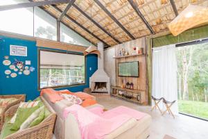 PiraquaraにあるChacara da Dindaのソファとテレビのあるリビングルーム