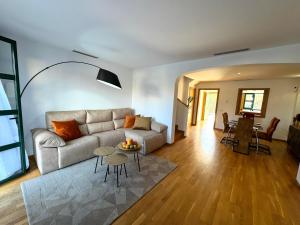 聖米格爾德阿沃納的住宿－San Blas Golf del Sur Residence，客厅配有沙发和桌子