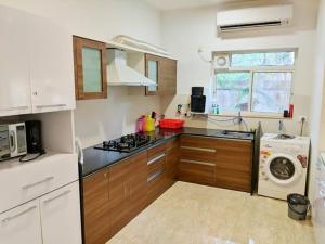 Dapur atau dapur kecil di The Kutumb- Holiday Home