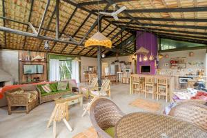 a living room with a couch and a table at Chacara da Dinda in Piraquara