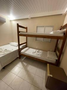 מיטה או מיטות קומותיים בחדר ב-Morro de São Paulo Hospedagens