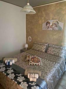 - une chambre dotée d'un lit avec une photo sur le mur dans l'établissement Momenti di Relax al Mare, à Ficarazzi