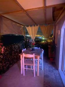 une table et des chaises assises sous une tente avec une table et des chaises dans l'établissement Momenti di Relax al Mare, à Ficarazzi