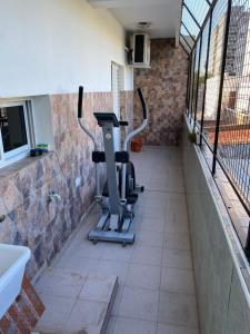 a room with a gym with a exercise bike at Excelencia y ubicación in Resistencia