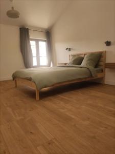 uma cama grande num quarto com uma janela em Maison de ville avec jardin, proche vignoble em Courthézon