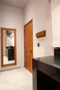 - une cuisine avec une porte en bois et un miroir dans l'établissement Sophie Hotel Boutique, à Santa Cruz Huatulco
