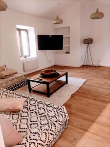 Μια τηλεόραση ή/και κέντρο ψυχαγωγίας στο Maison de ville avec jardin, proche vignoble