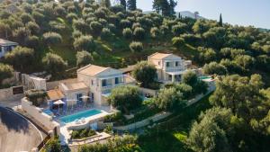 Bazén v ubytování Ionian Stone Luxury Villas in Corfu nebo v jeho okolí