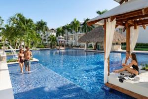 un grupo de personas en una piscina en un complejo en Hilton La Romana All- Inclusive Adult Resort & Spa Punta Cana, en Bayahibe
