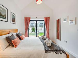 Schlafzimmer mit einem großen Bett und einem Fenster in der Unterkunft 3 bed in Westward Ho 78656 in Northam