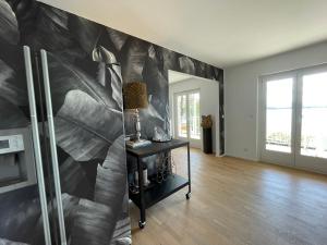 a living room with a black and white wall at SUNSET Apartment direkt am Bodensee mit Parkplatz in Lochau